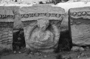 Gesimsrelief mit figürlicher Darstellung