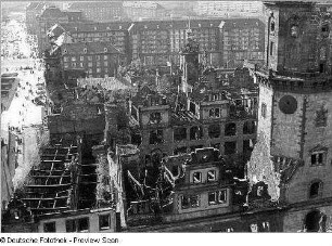 Dresden-Altstadt. Ruine des Schlosses. Ansicht nach Süden gegen Wohnblock an der Wilsdruffer Straße (ehemalige Ernst-Thälmann-Straße)