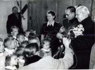 Während seines Besuchs in Polen besichtigt Wilhelm Pieck einen Kindergarten in Warschau