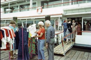 Lindau: Hafen, Kleiderverkauf auf Bodenseeschiff