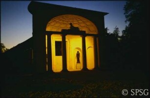 Potsdam, Neuer Garten, Orangerie, beleuchtetes Ägyptisches Portal mit Sphinx.