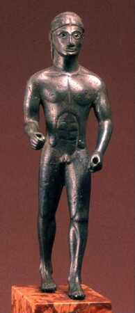 Spätarchaisch-frühklassische Statuette eines nackten Jünglings