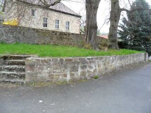 Heina-Evangelische Kirche - Ansicht von Südwesten mit Kirchhofmauer (einst wehrhafe Kirchhofmauer - jetzige Höhe ein Viertel Original) in übersichtlichem Verlauf und vorgelagertem Gerichtsplatz im Süden