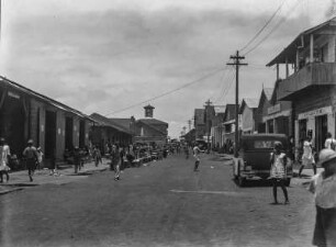 Geschäftsstraße : Blick entlang einer Geschäftsstraße in Monrovia.