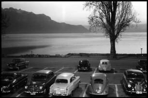 Montreux: am Kai, Vordergrund Autos, bei Nacht