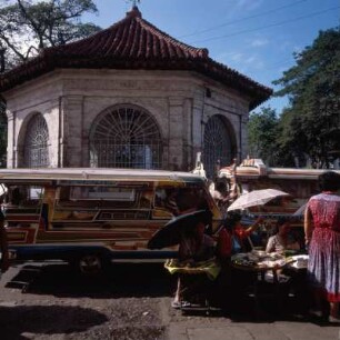 Philippinen, Insel Cebu. Die Rundkapelle birgt Magellans Kreuz, das er am 14.4.1521 hier errichtet hatte. Montag 17. Januar 1983