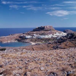 Lindos (Rhodos). Bucht, Kap und Burg von der Hochfläche
