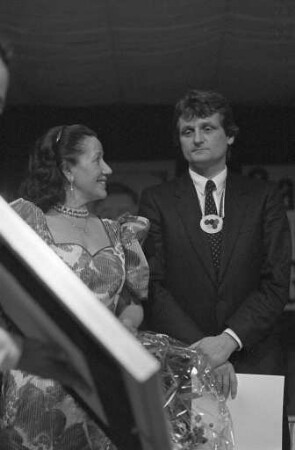 "Krautkopf-Olympiade-Orden" und "Presse-Entenei-Orden" der Karnevalsgesellschaft West. Verleihung an KSC-Torwart Rudi Wimmer und SWF-Moderator Karl-Heinz Wegener