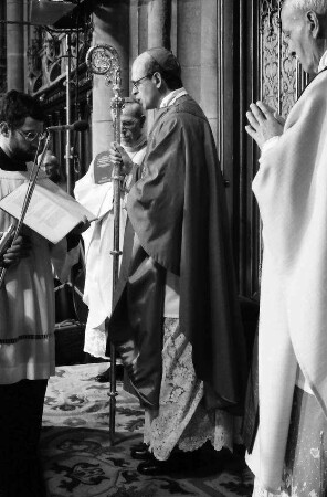 Freiburg: Gebet vor dem Altar, Monsignore Mestri