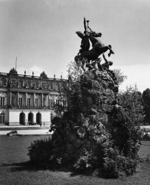 Fama-Brunnen : Famabrunnen. Stein, Bleiguß (um 1880; R. Maison, Giesserei W. Rupp). Herrenchiemsee, Neues Schloss, Schloßpark