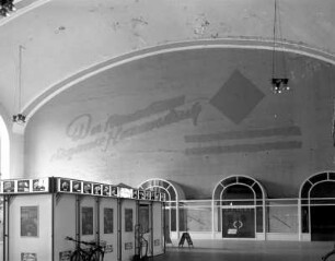 Bahnhof Dresden-Neustadt. Empfangsgebäude, Schalterhalle. Südwestseite mit Rückständen einer Werbe-Leuchtschrift : Dresden-Neustadt, Schlesischer Platz 1. Bahnhof Dresden-Neustadt. Empfangsgebäude, Schalterhalle. Südwestseite mit Rückständen einer Werbe-Leuchtschrift