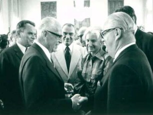 IFF 1973. Empfang beim Bundespräsidenten im Schloss Bellevue. Dr. Alfred Bauer, Gustav Heinemann, Ernest Borgnine [und] Robert Aldrich; IFF 1973