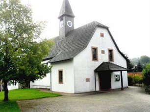 Ansicht von Nordwesten mit Kirche über Langhaus (im Kern Spätgotisch)-im Dachbodenbereich Giebelseite Schießscharte erhalten (einst Speicherboden)-Erweitert 1978