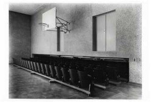 Evangelische Schule, Berlin-Neukölln: Bestuhlung der Turnhalle/Aula, zu einem Drittel ausgefahren