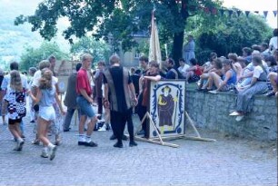 Rosenfest Dornburg: Teilnehmer des Festumzuges vor dem Umzug