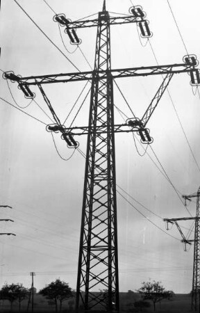 Deutschland. Erste 220/380 kV-Freileitung der Firma Elektroarmaturenwerk JWH Radebeul. 220-kV-Abspannmast