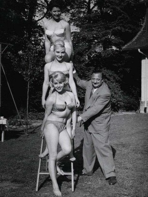 Eva Maria Gebel, Dagmar Koch, Dorothea Indermann [?] und Gert Winkler, Garten-Party