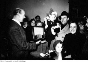 Dresden, Kurt-Fischer Platz (Olbrichtplatz), Nordhalle, Weihnachtsmesse, 1. Dezember 1950