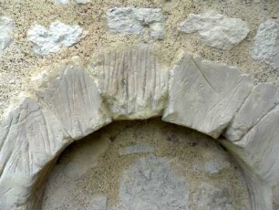Haueda-(Evangelische Kirche) - Kirchturm im Süden-Erdgeschoß-alter Eingang (rundbogig gewändet) - Bogen mit Wetzrillen im Werkstein (Symbolische Entschärfung der Dolche)