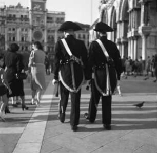 Zwei Carabinieri auf der Piazza San Marco