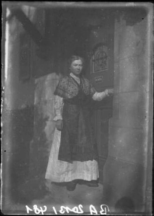Frau an der Haustüre