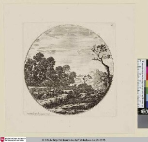 Weidende Viehherde im Tal nebst wehendem Baum am rechten Bildrand und Berglandschaft im Hintergrund.