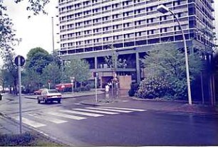 Hansjakob, Gottfried; Bonn - Rheinaue; Generaldirektion der Deutschen Post AG - Hermann-Ehlers-Str., Bundesabgeordnetenhaus ('Langer Eugen'), Vorplatz mit Zufahrt