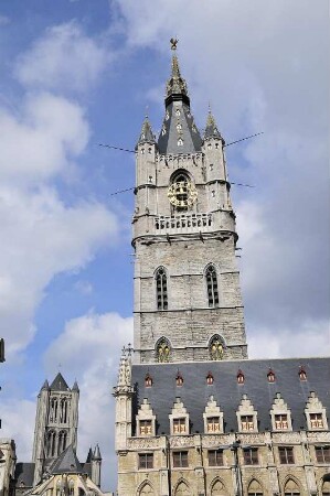 Gent - Türme : Der Belfried-Glockenturm (vorne) und der Turm der Sankt Nikolauskirche (hinten), aufgenommen in Gent am 1. April 2010