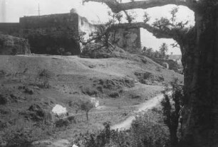 Portugiesisches Fort von Mombasa : Blick auf einen Teil der portugiesischen Befestigungsanlage des Fort Jesus in Mombasa, Kenia, und die umgebende Landschaft