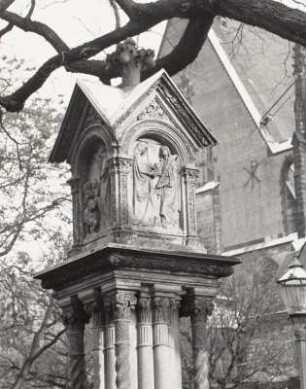 Altes Johann-Sebastian-Bach-Denkmal : Leipzig, altes Johann-Sebastian-Bach-Denkmal, Detail: Bekrönung mit Reliefs "Genius unterrichtet Knaben" und "Genien mit Dornenkrone und Palmzweig vor Kreuz"