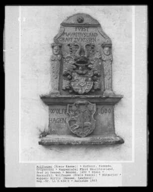 Wandrelief mit dem hessischen Wappen (oben) und dem Stadtwappen von Wolfhagen (unten)