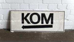 Schild "KOM" für eine Grenzübergangsstelle