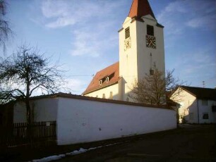 Ansicht von Südosten mit Kirche über Kirchhofmauer (Wehrgang mit Steinbrüstung abgetragen)