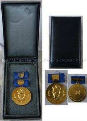 Artur-Becker-Medaille mit Bandschnalle in Schachtel