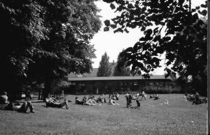Freiburg: Studenten auf der Wiese vor der Mensa I