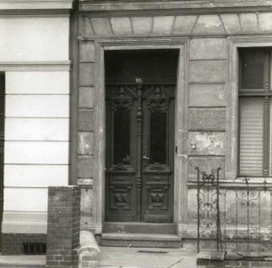 Cottbus, Karlstraße 95. Wohnhaus (E. 19. Jh.). Portal