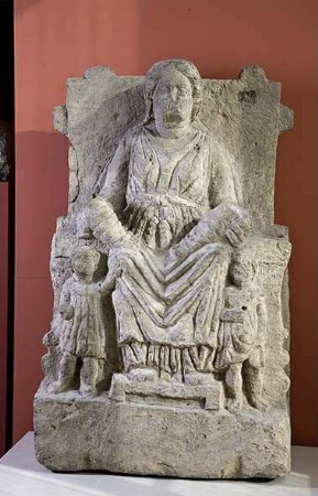 Thronende Frau mit Wickelkindern