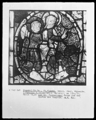 Südliches Chorfenster mit Szenen aus dem Leben Christi — Christus mit Schutzengel auf der Tempelspitze aus der Versuchung Christi auf dem Tempel
