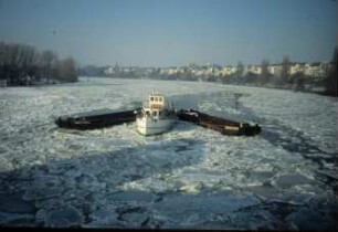 Schlepper als Eisbrecher