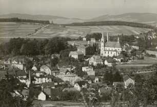 Schirgiswalde, Stadtansicht : Schirgiswalde. Teilansicht von Süden mit der katholischen Stadtkirche von 1739