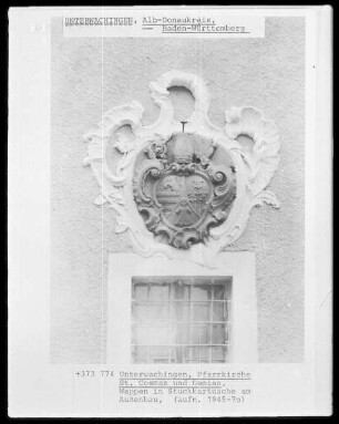Wappen in Stuckkartusche am Außenbau