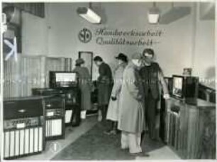 Ausstellung von Rundfunkgeräten in einer PGH