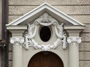 Ädikulaportal mit Dreiecksgiebel — Giebelschmuck