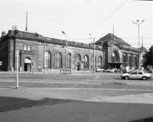 Bahnhof Dresden-Neustadt. Empfangsgebäude von Süden : Dresden-Neustadt, Schlesischer Platz 1. Bahnhof Dresden-Neustadt. Empfangsgebäude von Süden