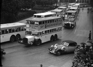 Berlin: Anfahrt auf dem Adolf Hitler Platz; viele leere Autobusse