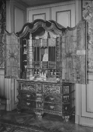 Schreibschrank : Schreibschrank. Nußbaum, furniert, Spiegelgläser (1720/1930). Moritzburg, Jagdschloss
