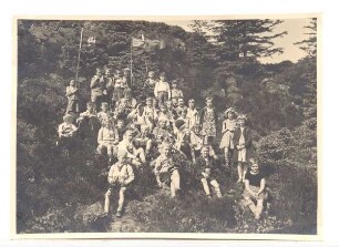 Knabenbürgerschule Ausflug 1931. Velmerstot bei Horn. Ausflug einer Klasse der Detmolder Knabenbürgerschule (später: Weerthschule), 1931. abgegeben von Frau Lieselotte Heldmann, Februar 2012. (als Lieselotte Dierks mit auf dem Bild)