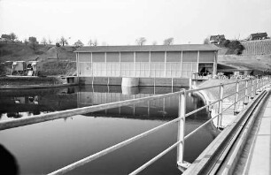 Rheinau: Kraftwerk Rheinau Rheinfall; Krafthaus von der Wehrbrücke aus