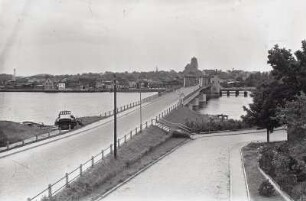 Wolgast, Stadtansicht : Wolgast. Stadtansicht von Usedom über den Peenestrom von Nordosten mit Straßenbrücke und Petrikirche