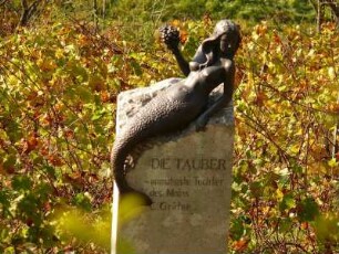 Nixenskulptur in einem Weinberg unterhalb von Rothenburg